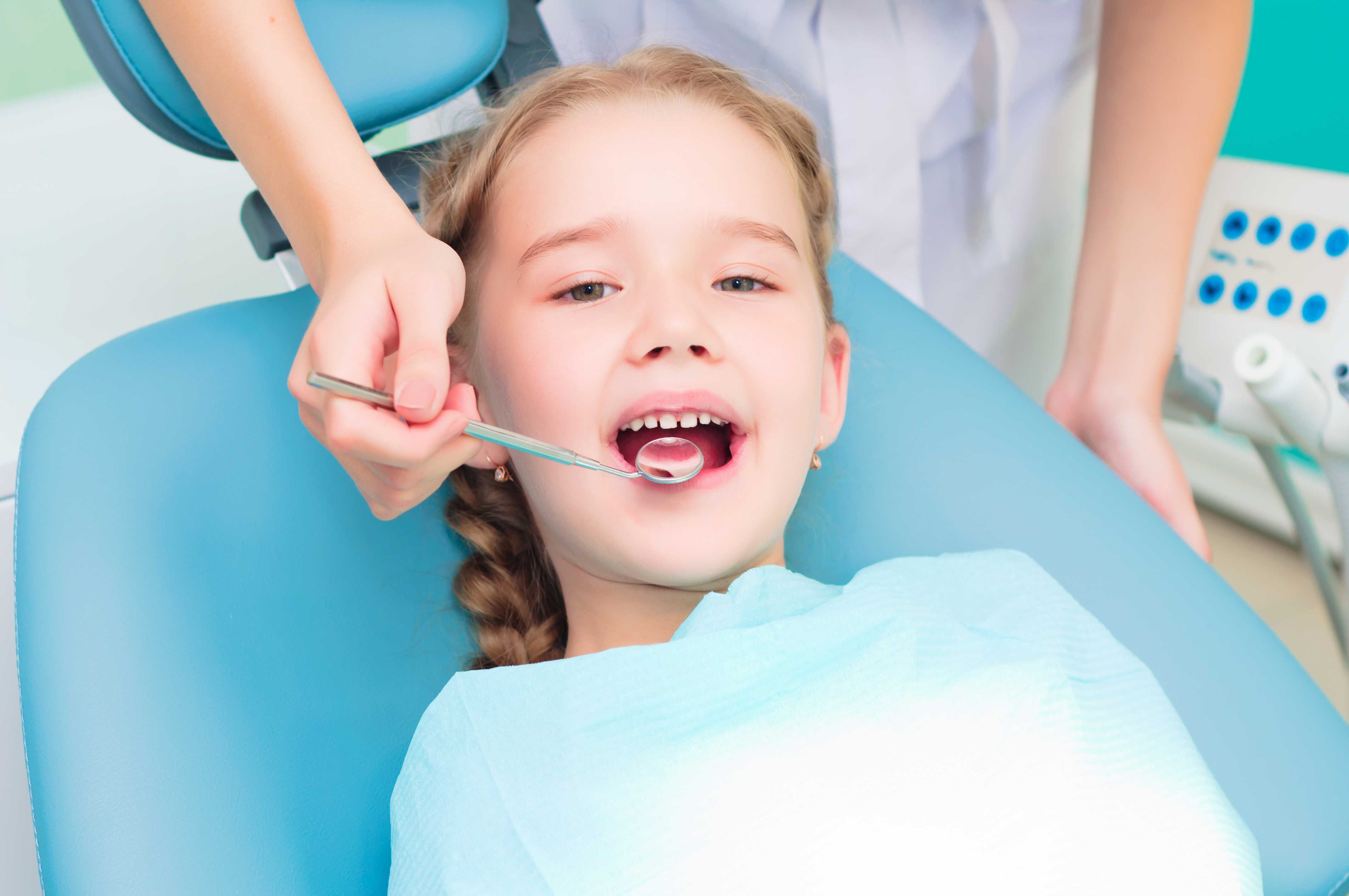Обработка полости рта ребенку. Гигиена зубов для детей. Ребенок у стоматолога. Гигиена зубов и полости рта для детей. Профессиональная гигиена зубов у детей.