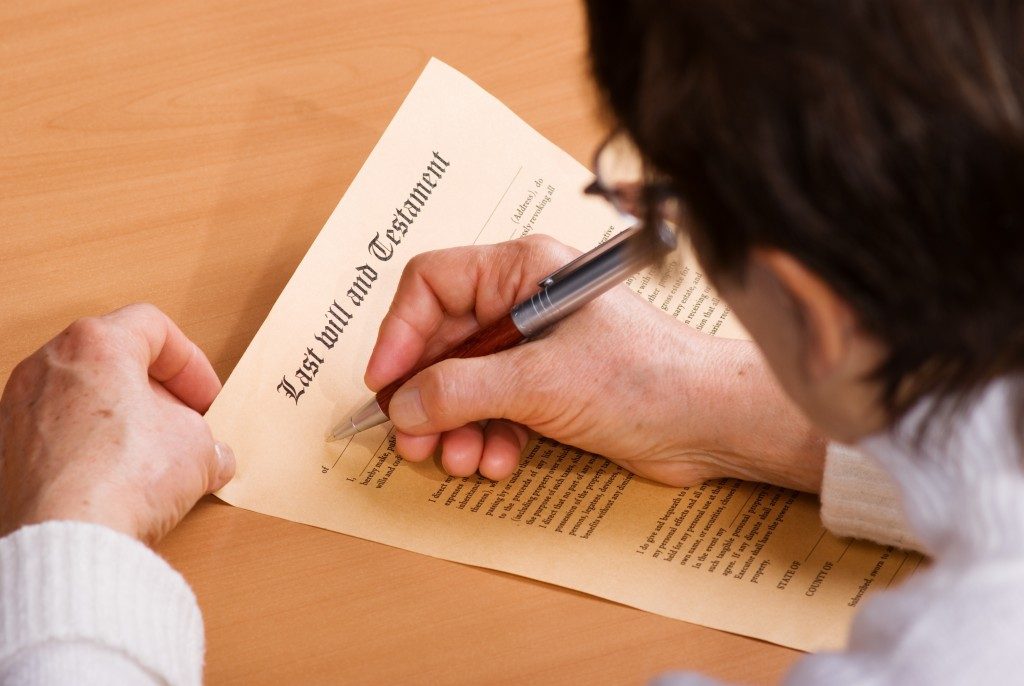 A man signing on his last will document