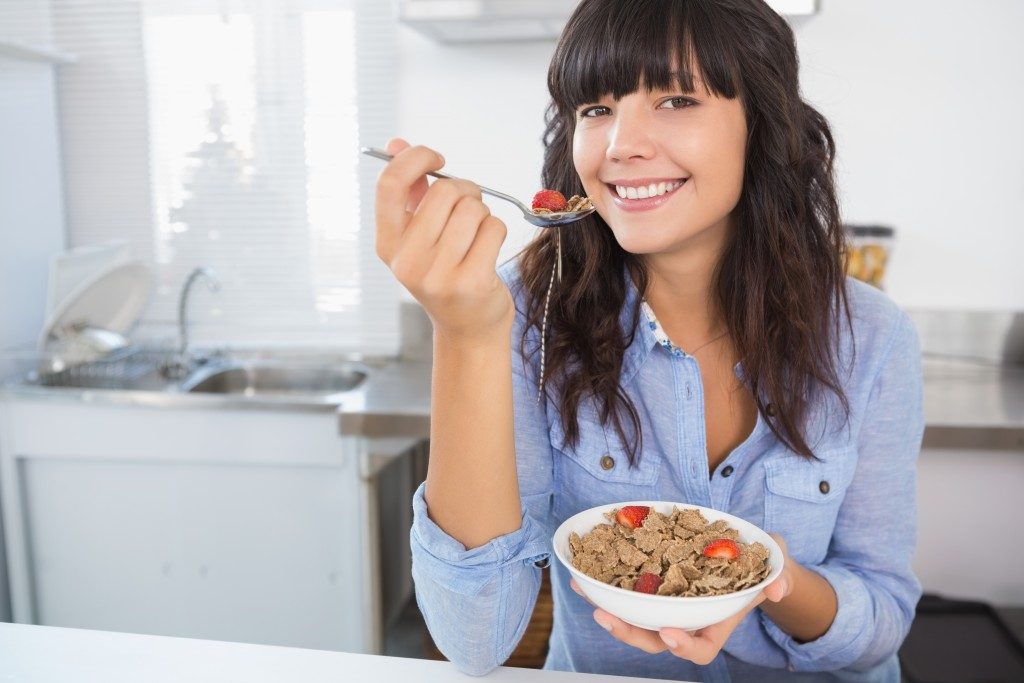 woman eating cereals