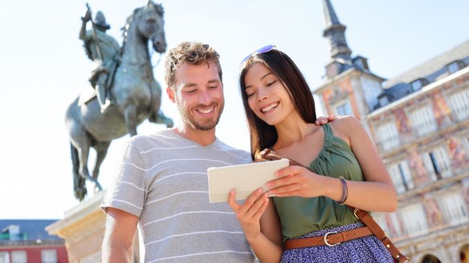 couple travelling madrid on summer