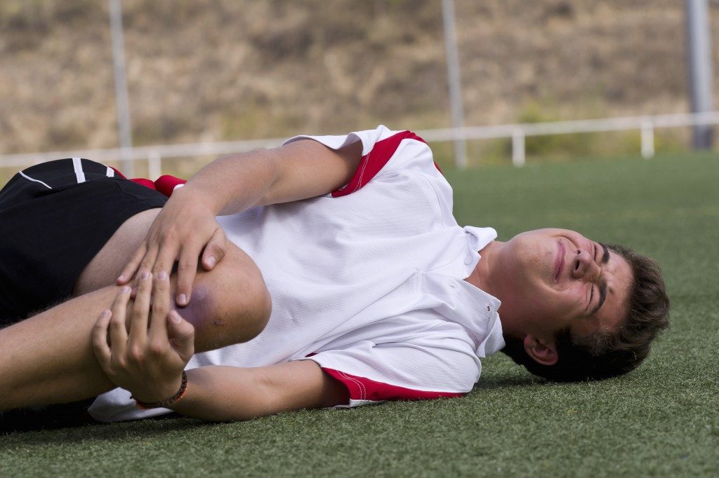 Football player with knee injury