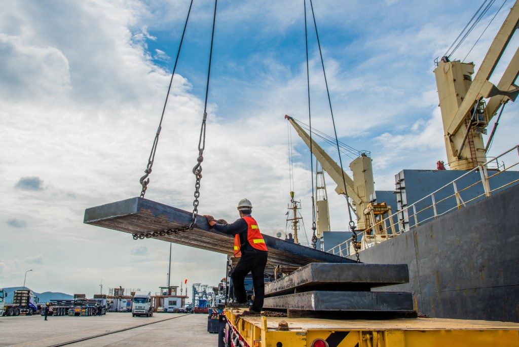 man lifting the cargo