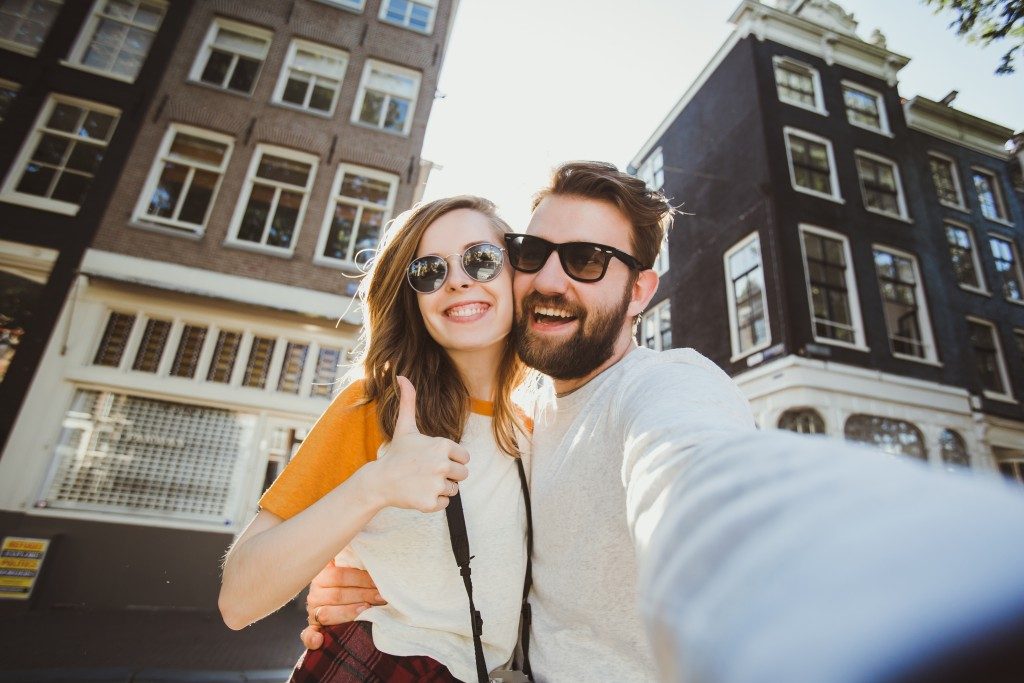 tourist couple taking a selfie