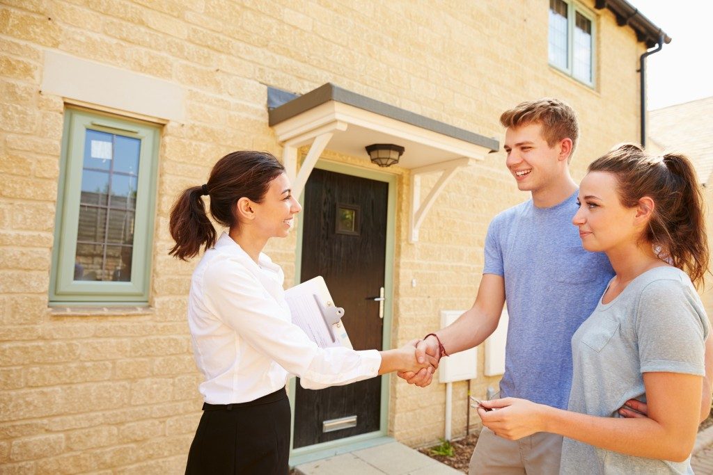 real estate broker meeting with buyers